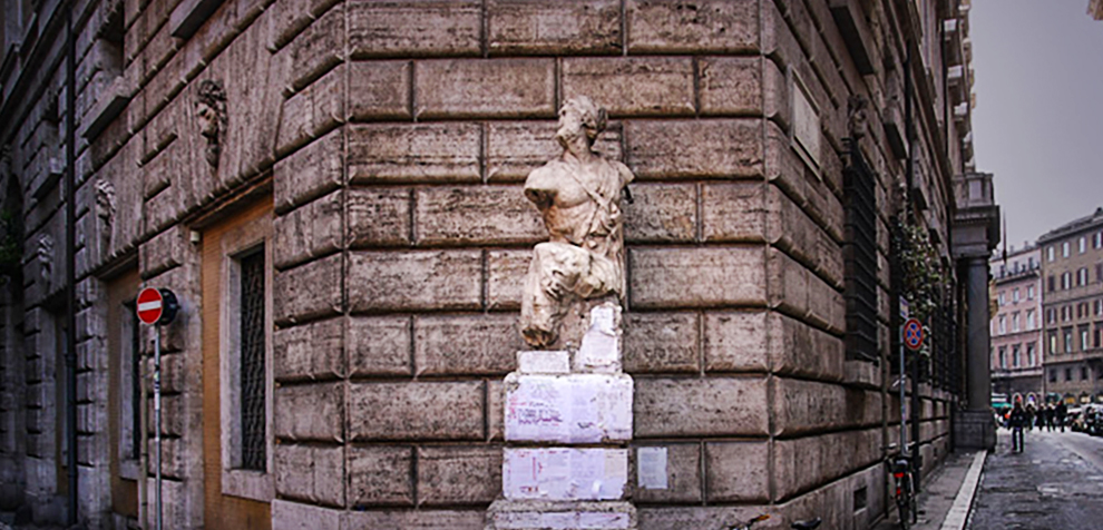 La statua del Pasquino tra piazza Navona e Campo dè Fiori a Roma