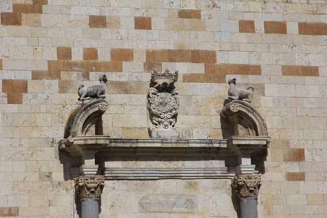 Due cani all'ingresso della chiesa dominicana di San Lucifero a Cagliari
