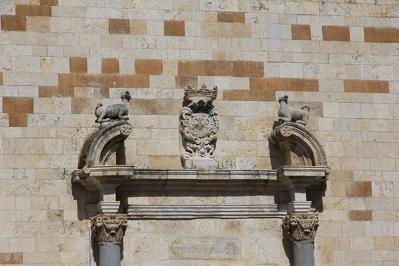 Due cani all'ingresso della chiesa dominicana di San Lucifero a Cagliari